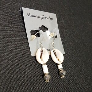 Fashion Jewelry White Shell and Silver Bead Earrings